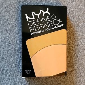 NYX Define & Refine Powder Foundation Light.